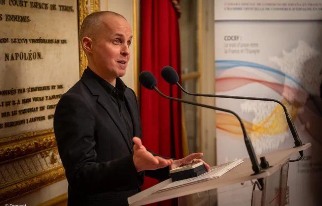 Le Dr Raphaƫl Rodriguez honorƩ par la mƩdaille du SƩnat