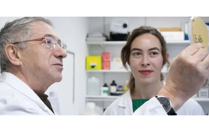 Haut-lieu de formation pour les étudiants, doctorants et postdoctorants qu’il accueille chaque année dans ses cours et laboratoires, le Centre de recherche est engagé dans un enseignement de qualité qui contribue au maintien de sa créativité. Cette approche de la recherche, novatrice, collaborative et libre de ses choix, favorise l’inventivité et l’innovation scientifique pour le plus grand bénéfice des patients atteints de cancer.